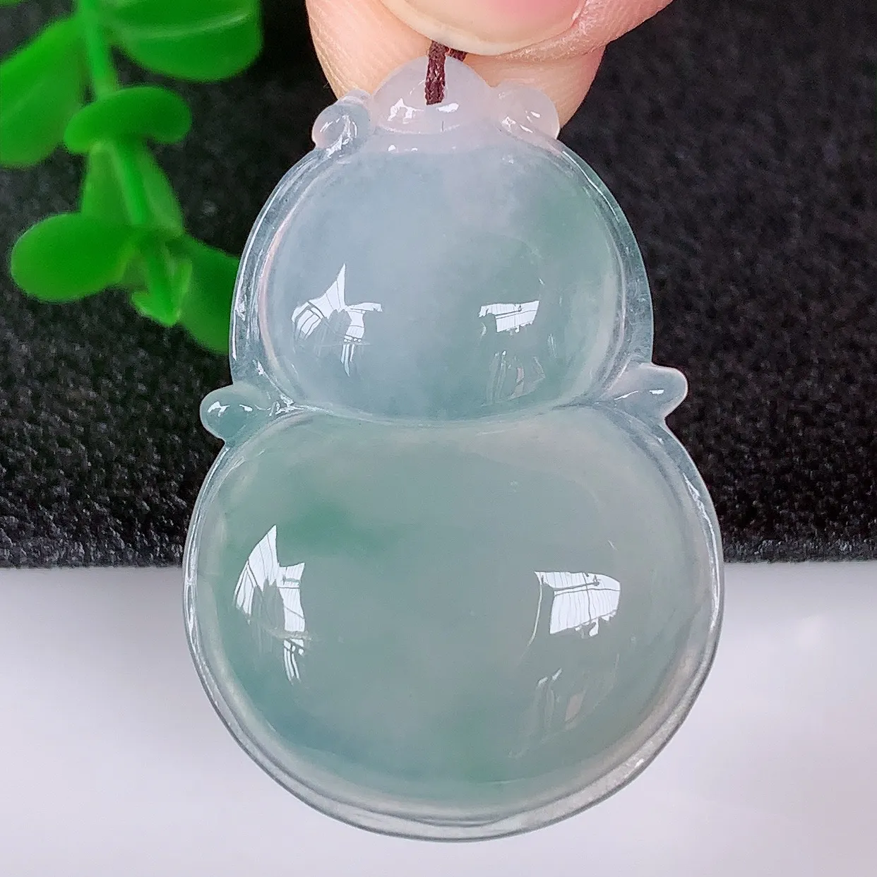 自然光实拍，冰润冰种飘花翡翠葫芦吊坠，葫芦寓意福禄双全，财源滚滚，饱满，清新脱俗，佩戴效果优雅迷人！#57.6