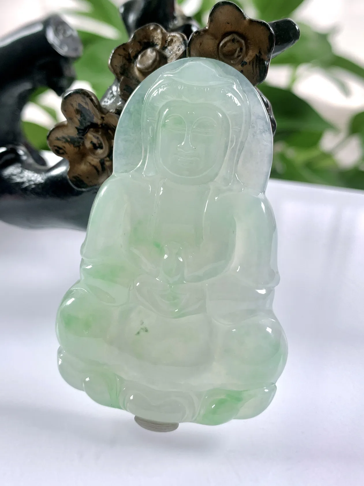 缅甸天然翡翠A货，冰种起胶飘绿正装观音吊坠挂件，尺寸：58/37.8/6.2mm重量：22.15g。