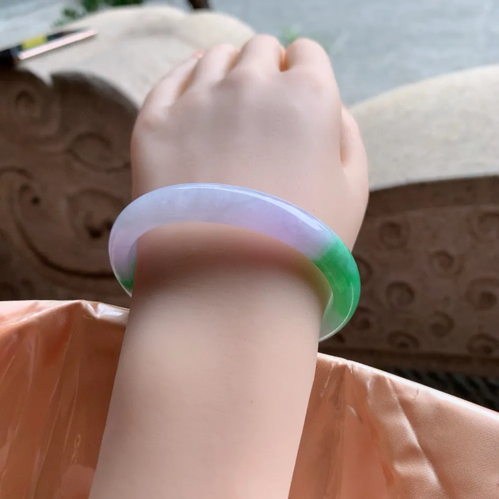 贵妃冰春彩 无瑕 尺寸:58/51.3/9.3/7.1（正圈55-56可戴）   性价比超高