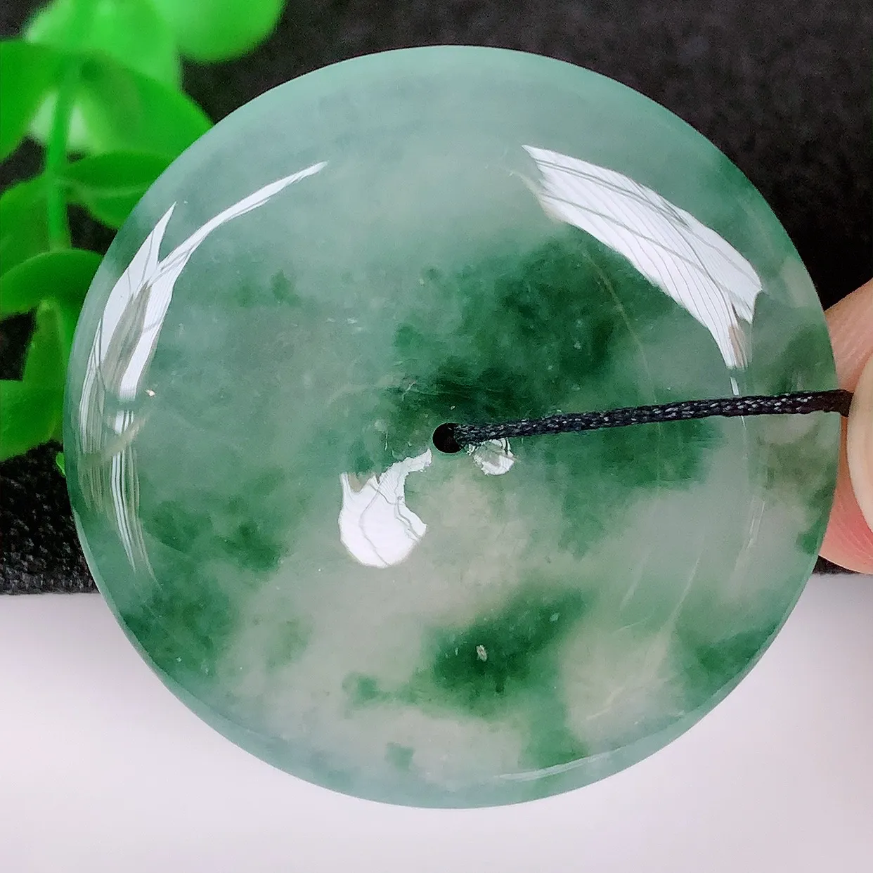 自然光实拍，冰种飘花翡翠平安扣吊坠，翡翠平安扣，冰透，灵动飘逸，寓意平平安安，平安扣佩戴端庄漂亮！#68.6