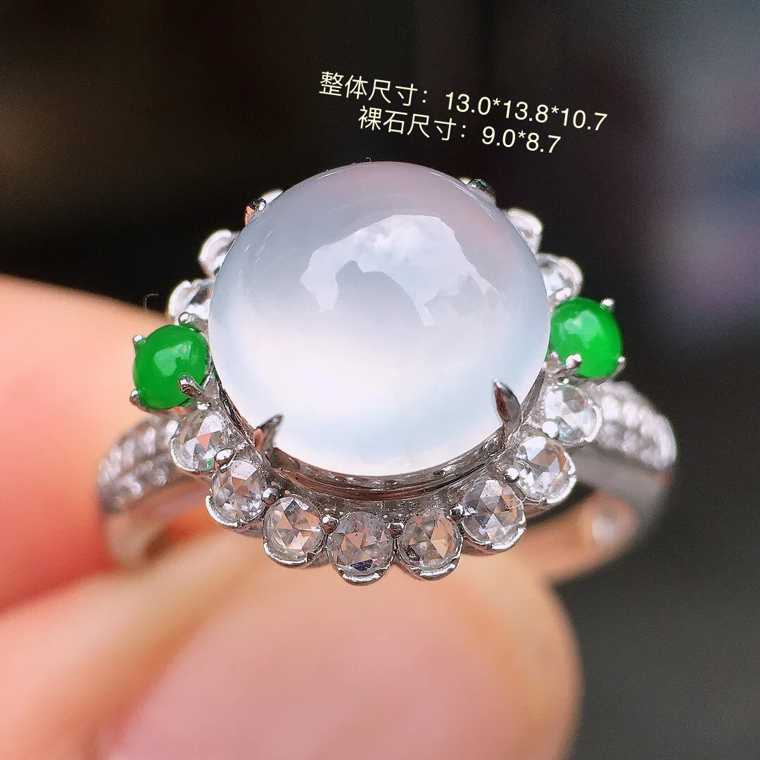 冰种蛋面戒指，玉质细腻，荧光感超
强，饱满水润，气质满满。18k
金豪华镶嵌