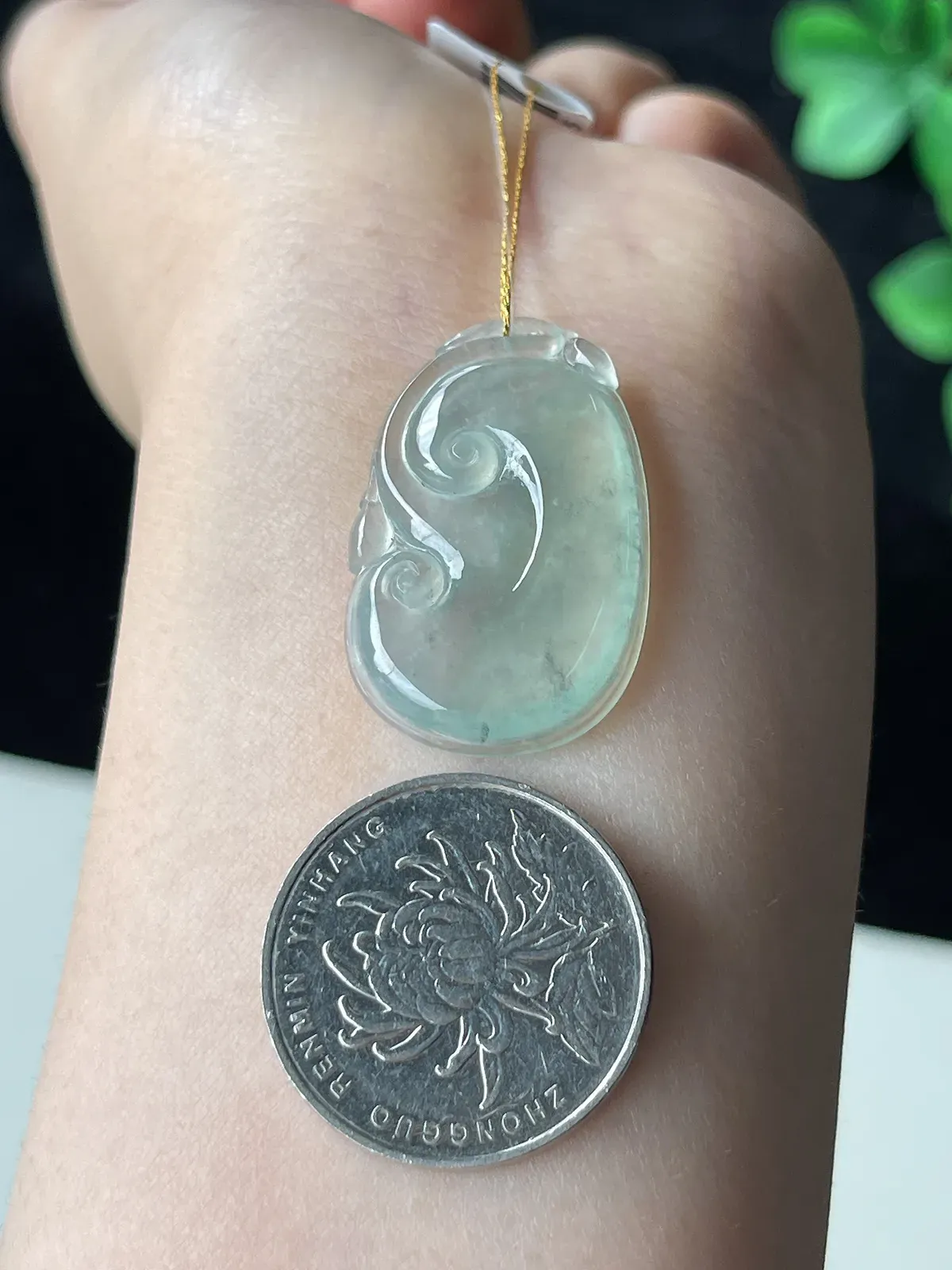 翡翠冰糯种白色如意