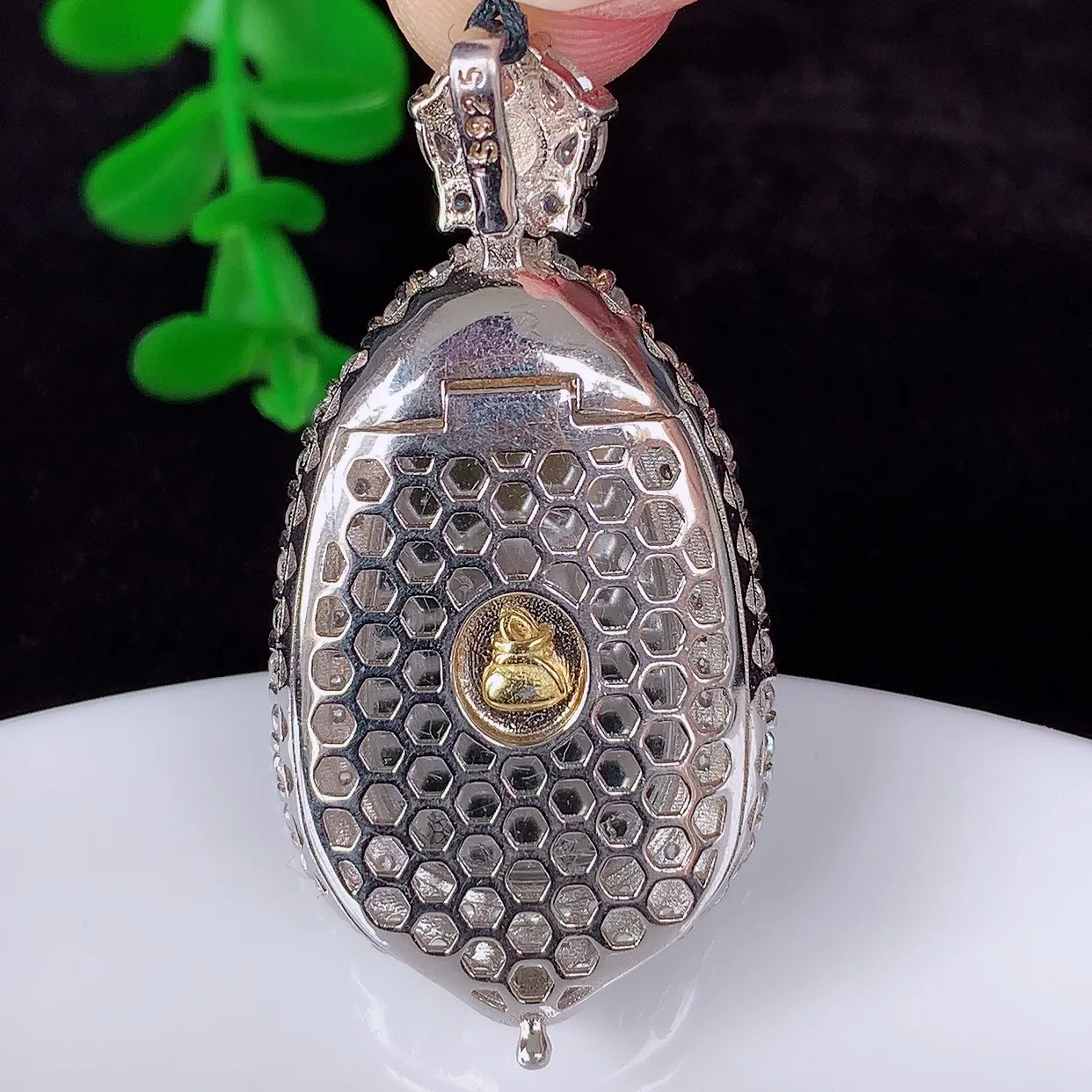 自然光实拍，冰透满绿翡翠925银镶嵌如意吊坠，自然光实拍，翠色灵动，颜色漂亮，种老水足，品相佳，佩戴佳品！#97.6整体42.5*21*10裸石23.5*15