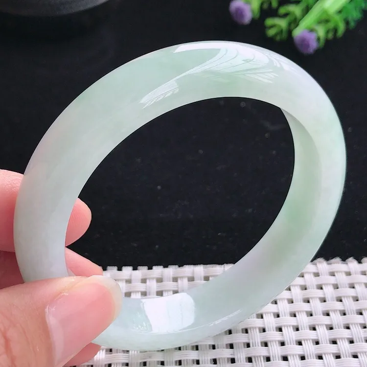 自然光58圈口老坑秀气冰润淡绿色宽边手镯翡翠玉镯尺寸58/13.2/8.6