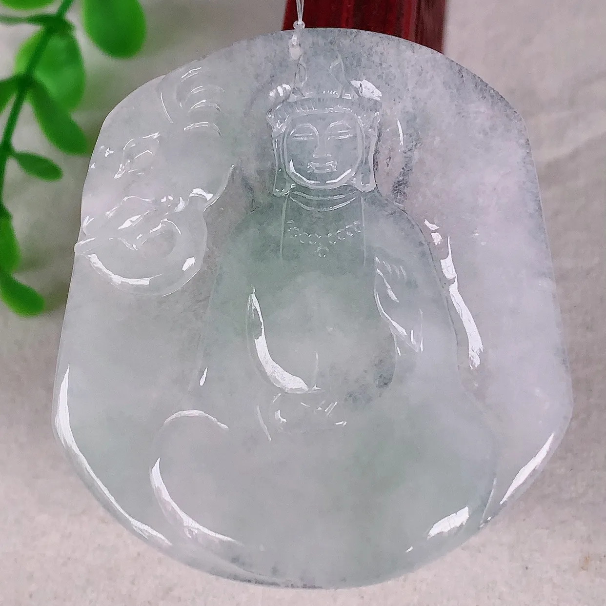 自然光实拍，冰种飘绿翡翠普贤菩萨观音吊坠，赐福翡翠观音，翠色迷人，观音面相端庄，佩戴时尚出众！#49.6