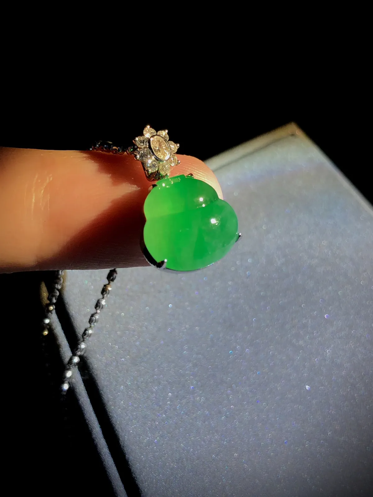精品绿葫芦，【福禄】，
裸石 11.3-11.2-5.5mm，
整体18.5-12-7mm，
18K金，南非钻，不含链子