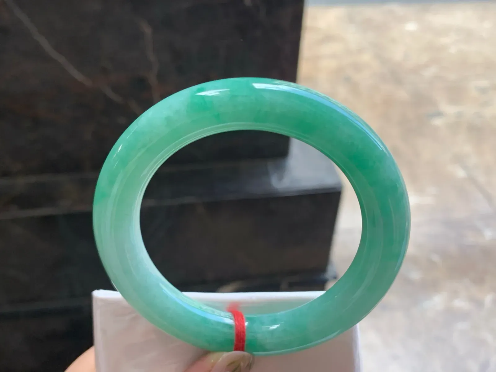 59-11.7

浓绿色圆条手镯^_^颜色鲜艳 玉质温润