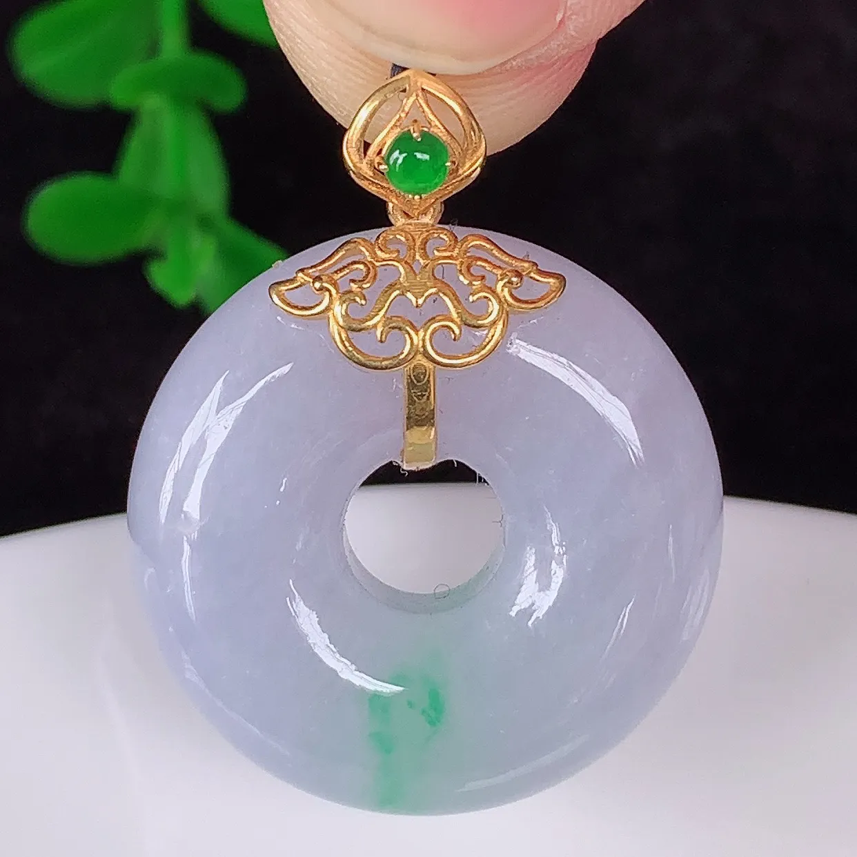 自然光实拍，18K金镶嵌水润冰糯种紫底飘花翡翠平安扣吊坠，翡翠平安扣，冰润光泽，寓意平平安安，平安扣佩戴时尚漂亮！#72.6整体29.5*23.5*9.8裸石23.5*23.5