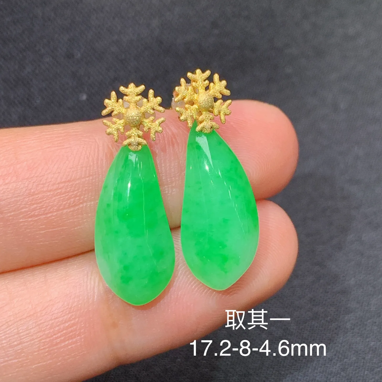 果绿福瓜耳坠，18k金镶嵌，简约时尚，冰润色阳，种水足 尺寸17.2*8*4.6