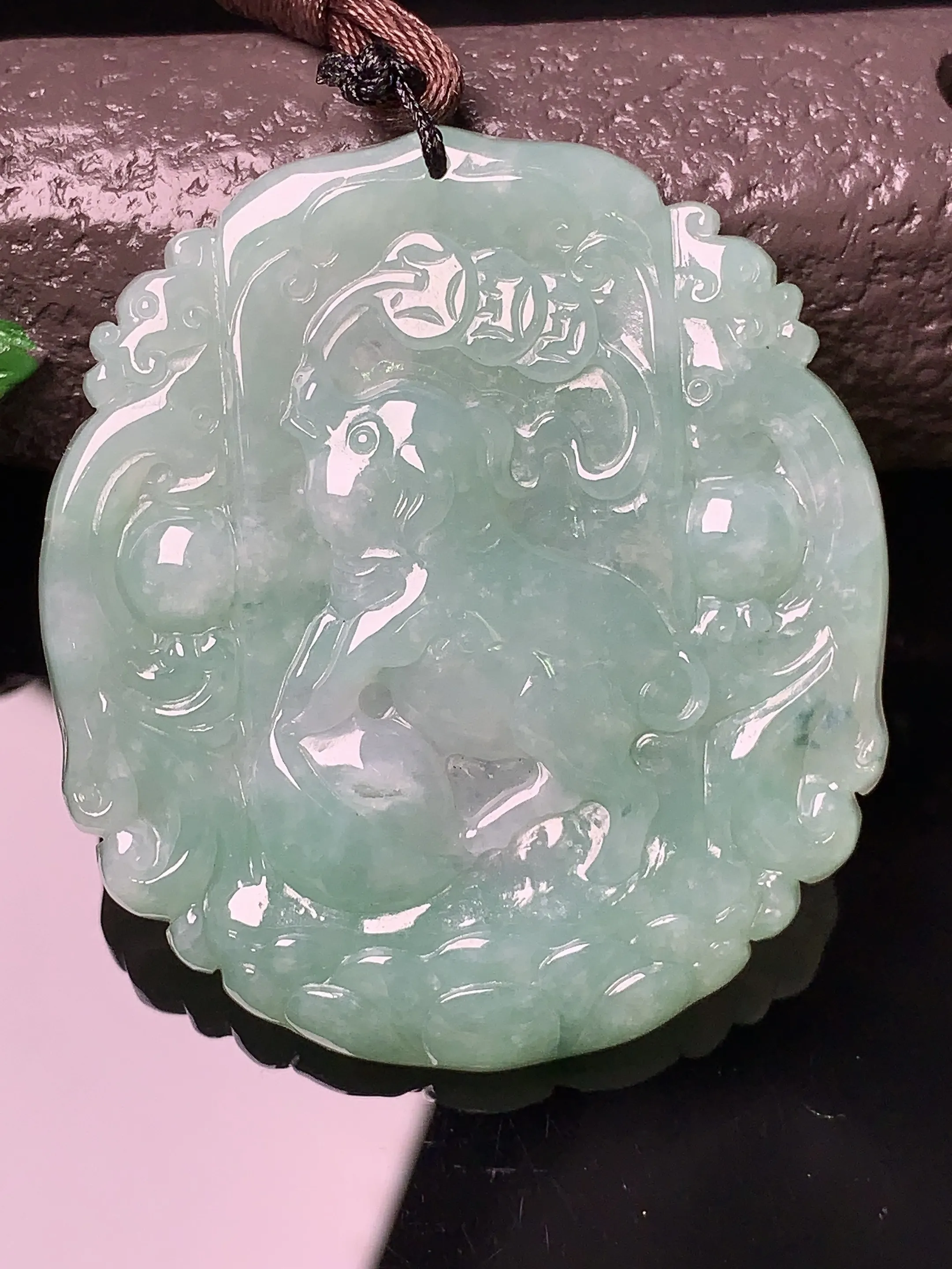 浅绿生肖猪吊坠 玉质细腻 色泽清新艳丽 整体尺寸50.2*45.3*5.3