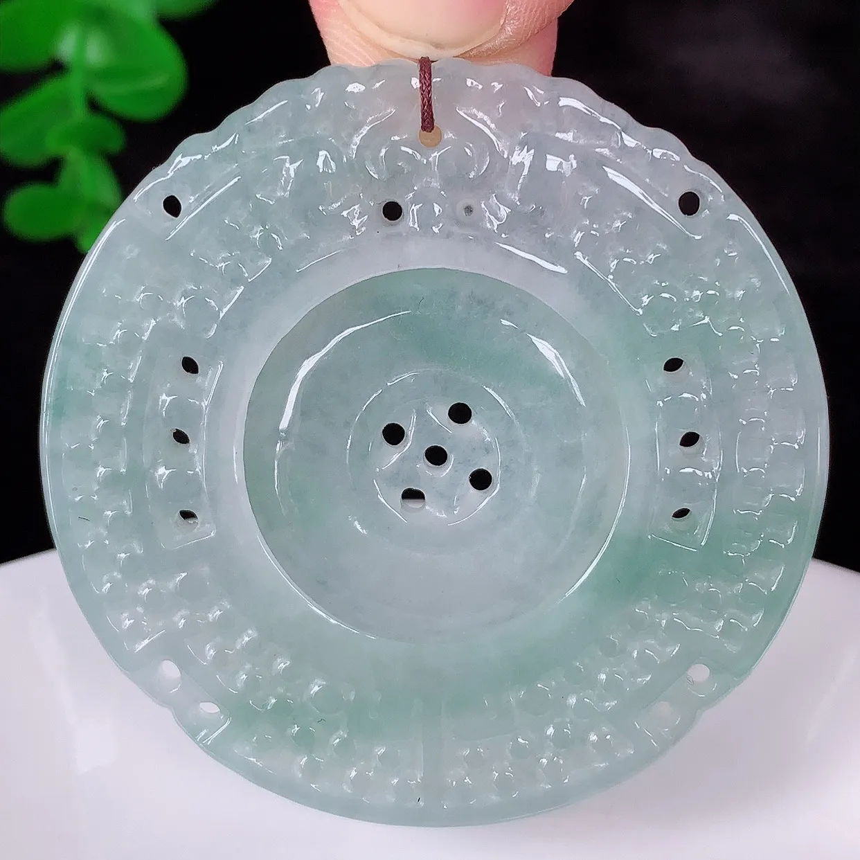 自然光实拍，冰种飘绿翡翠双龙戏珠，精雕龙腾盛世、龙牌吊坠，种水好，雕工立体精致，佩戴霸气时尚！#57.6