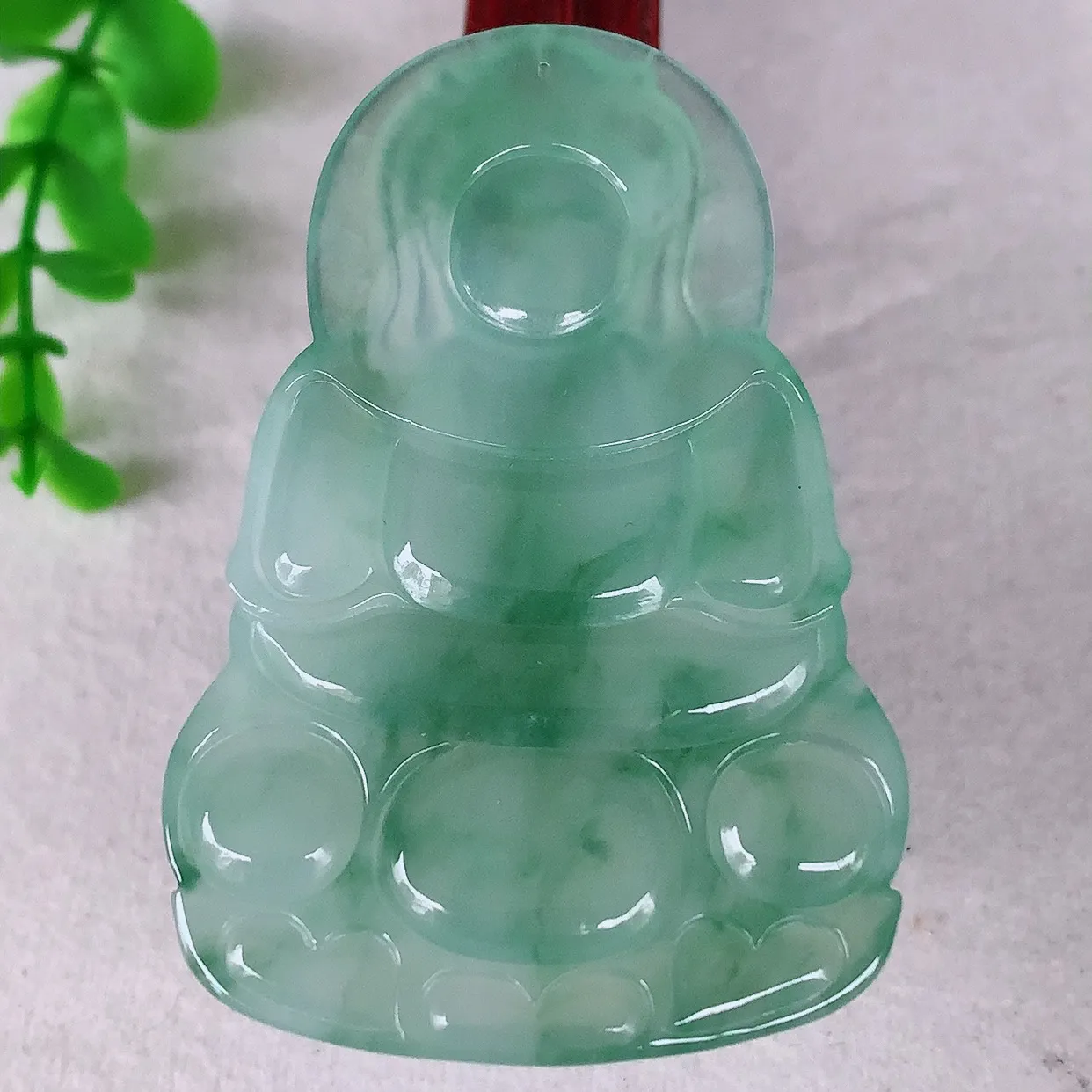 自然光实拍，大件冰种飘花翡翠观音吊坠，赐福翡翠观音，翠色迷人，观音面相端庄，佩戴时尚出众！#68.6