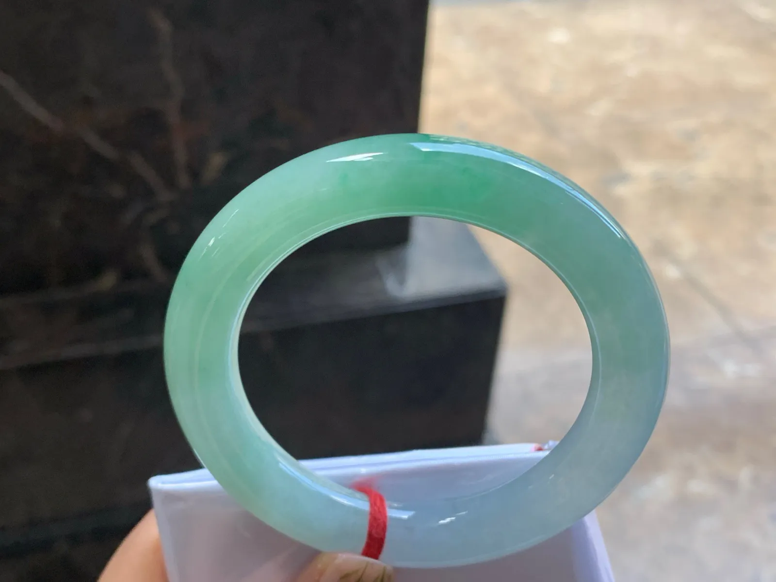 56-11.3

晴绿圆条手镯^_^色阳 玉质温润 冰透亮眼