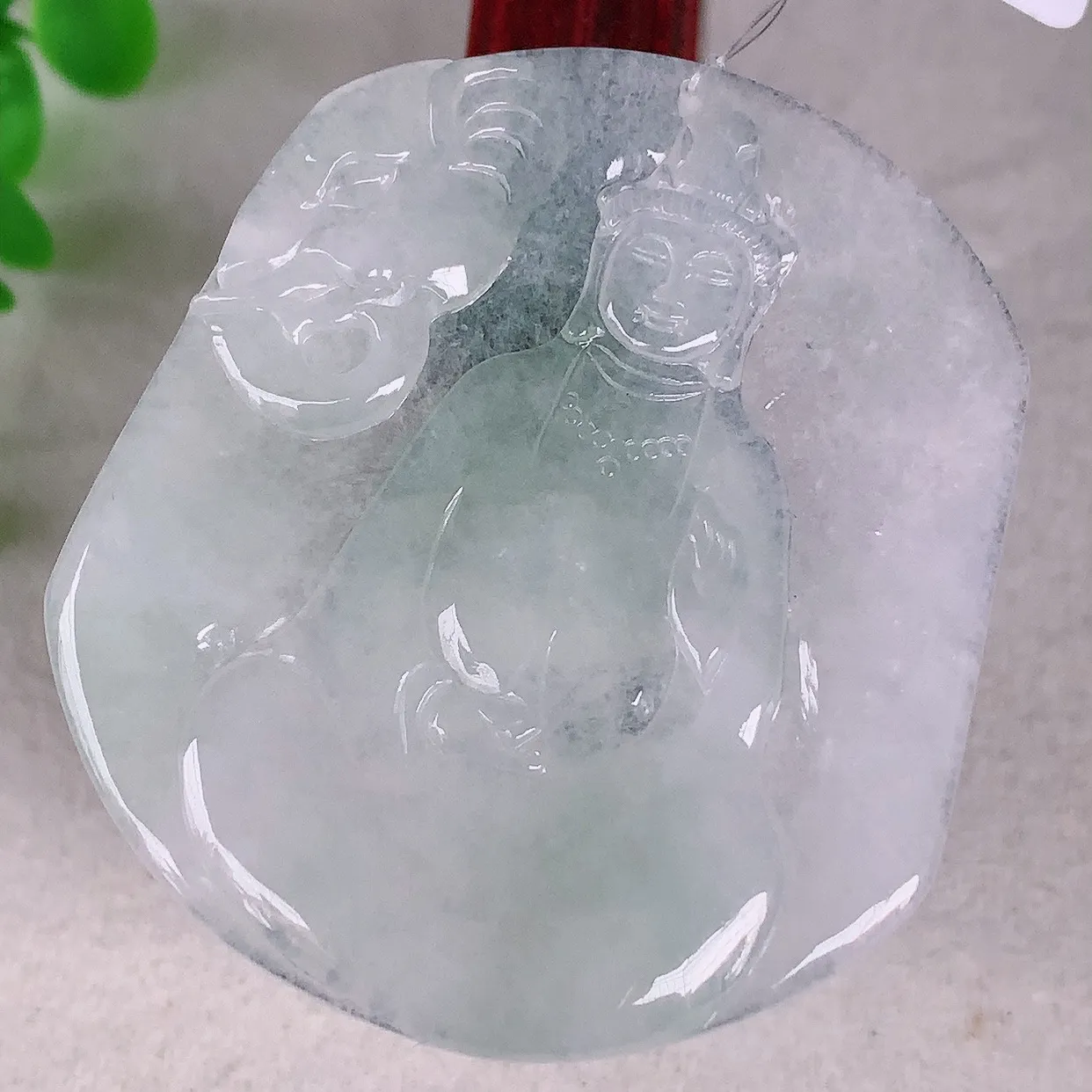 自然光实拍，冰种飘绿翡翠普贤菩萨观音吊坠，赐福翡翠观音，翠色迷人，观音面相端庄，佩戴时尚出众！#49.6