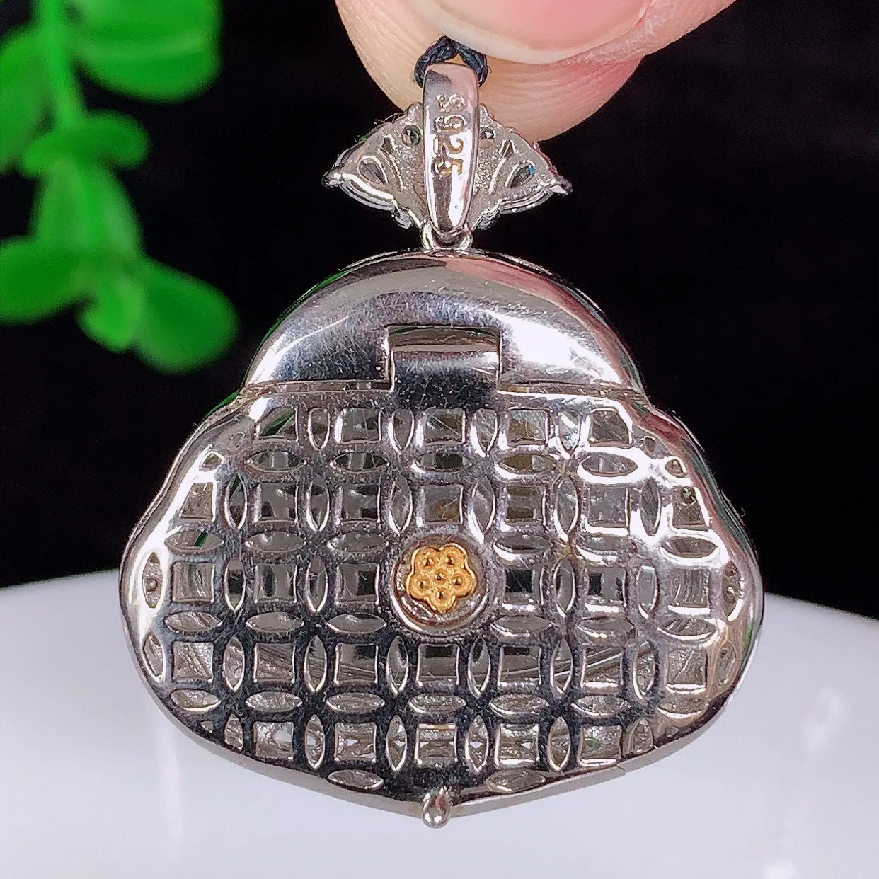 自然光实拍，冰透满绿翡翠925银镶嵌佛公吊坠，自然光实拍，翠色灵动，颜色漂亮，种老水足，品相佳，佩戴佳品！#97.6整体29.5*25*8.5裸石15*21
