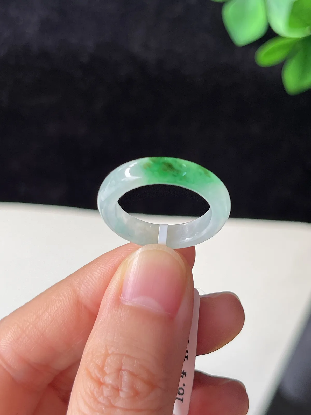 翡翠冰糯飘绿戒指