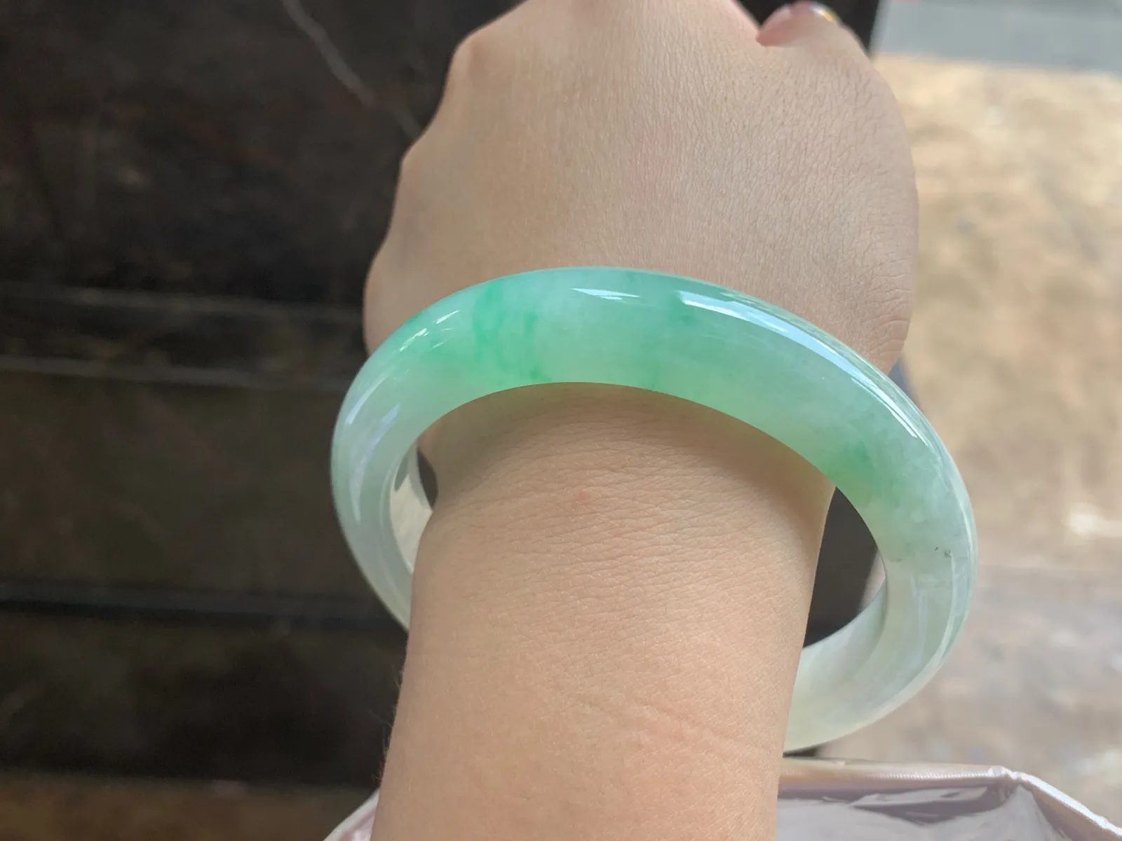 61-12.8-10.5

冰飘绿手镯^_^大圈 色阳 水润亮眼