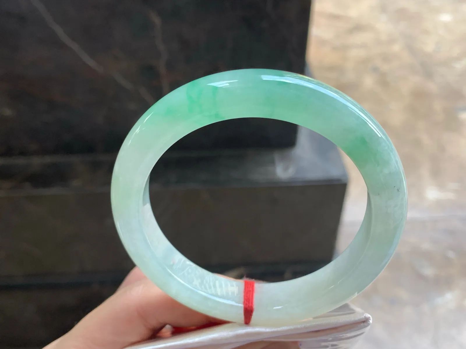 61-12.8-10.5

冰飘绿手镯^_^大圈 色阳 水润亮眼