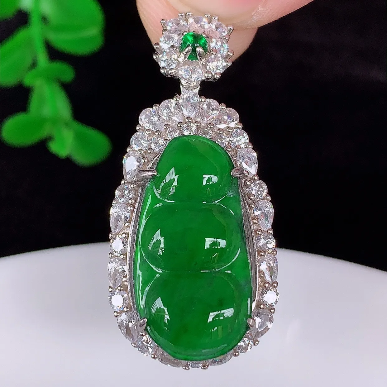 自然光实拍，冰透满绿翡翠925银镶嵌四季豆吊坠，自然光实拍，翠色灵动，颜色漂亮，种老水足，品相佳，佩