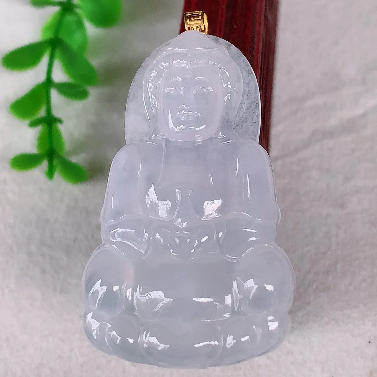 自然光实拍，18K金镶嵌冰种翡翠观音吊坠，赐福翡翠观音，翠色迷人，观音面相端庄，佩戴时尚出众！#1.6整体56*裸石49.6*30*6
