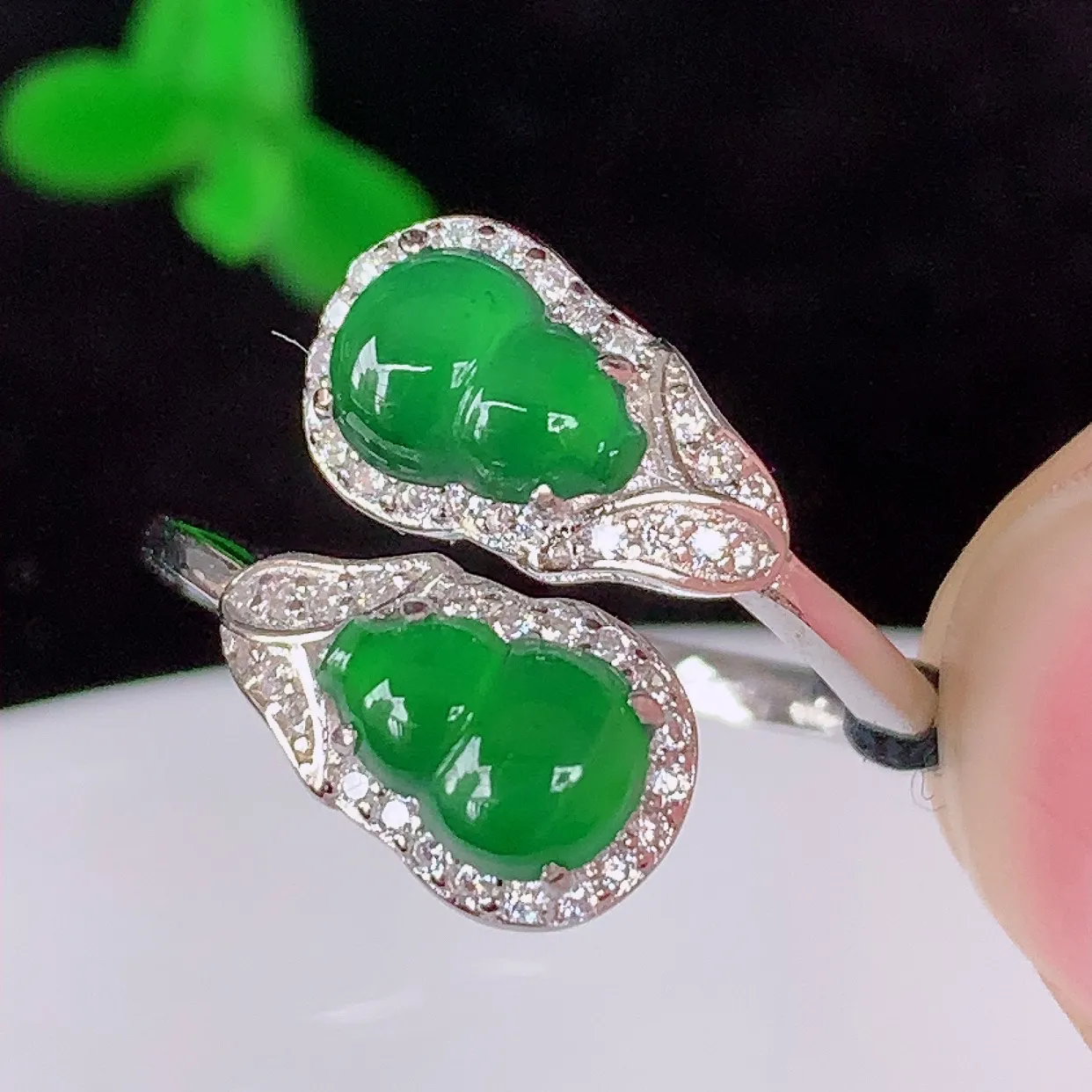 自然光实拍，冰透满绿翡翠925银镶嵌葫芦戒指，自然光实拍，翠色灵动，颜色漂亮，种老水足，品相佳，佩戴佳品！#97.6（圈口可调大小）13圈口*整体23*5*裸石6.8*4.6