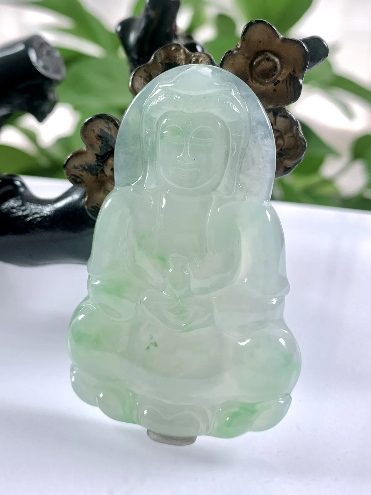 缅甸天然翡翠A货，冰种起胶飘绿正装观音吊坠挂件，尺寸：58/37.8/6.2mm重量：22.15g。