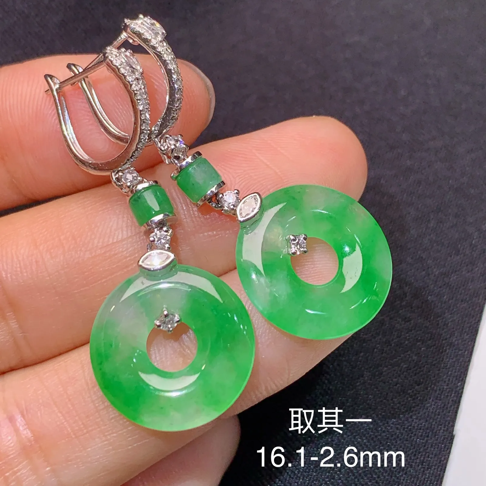 冰飘绿甜甜圈耳坠，18k金镶嵌，简约时尚，冰润色阳，种水足 尺寸16.1*2.6