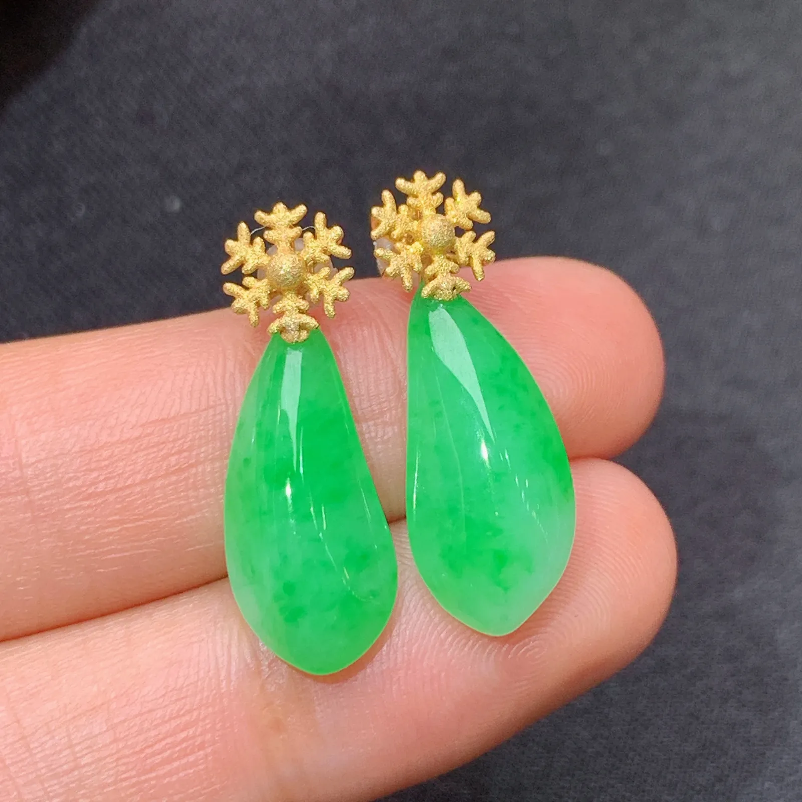 果绿福瓜耳坠，18k金镶嵌，简约时尚，冰润色阳，种水足 尺寸17.2*8*4.6
