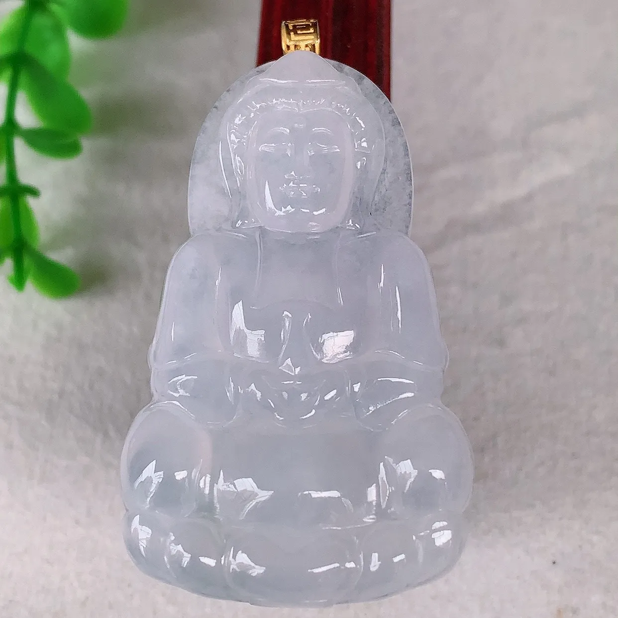 自然光实拍，18K金镶嵌冰种翡翠观音吊坠，赐福翡翠观音，翠色迷人，观音面相端庄，佩戴时尚出众！#1.