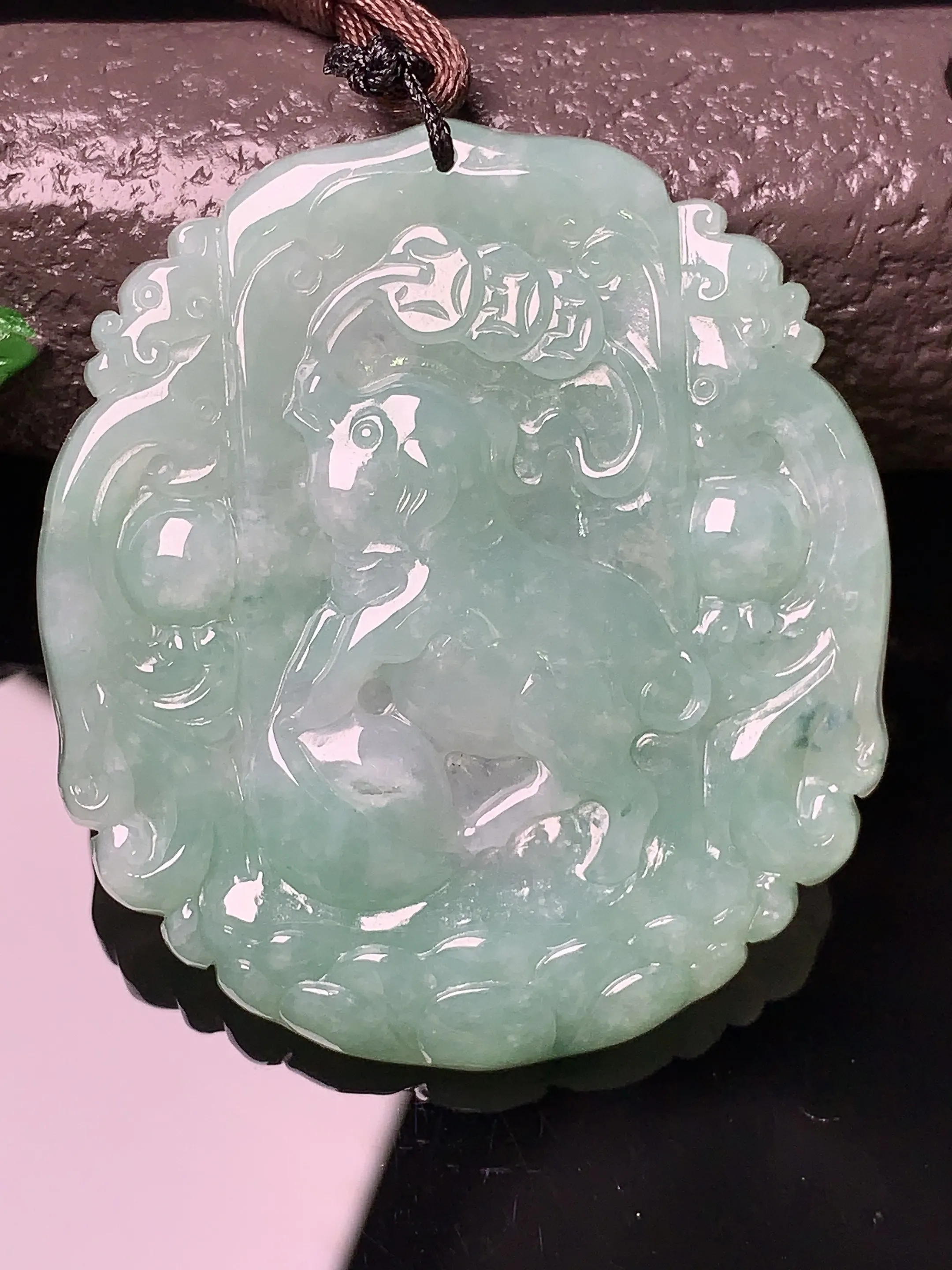 浅绿生肖猪吊坠 玉质细腻 色泽清新艳丽 整体尺寸50.2*45.3*5.3