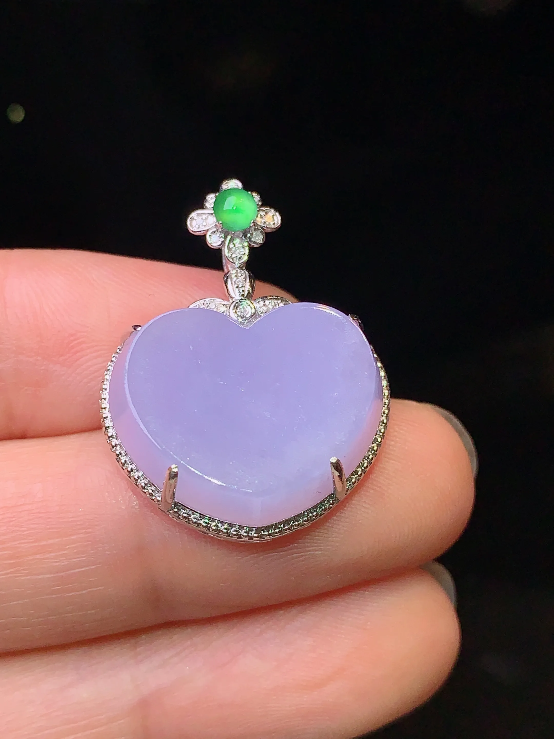 18k金钻镶嵌紫罗兰心形吊坠 玉质细腻 色泽清新艳丽 整体尺寸26.5*20.2*7.3