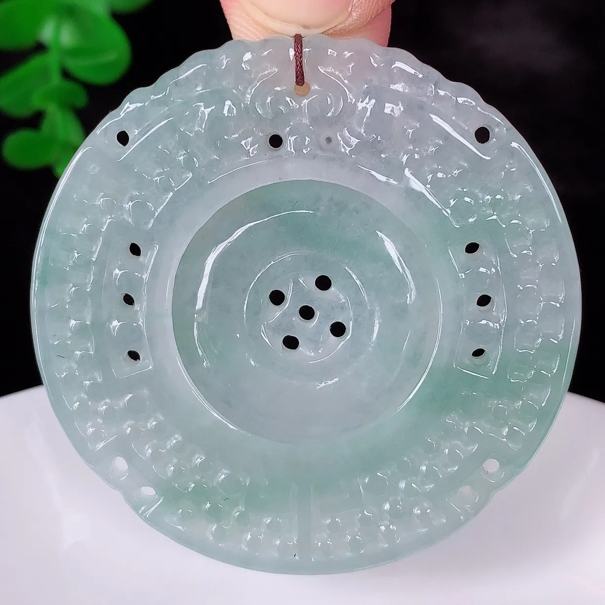 自然光实拍，冰种飘绿翡翠双龙戏珠，精雕龙腾盛世、龙牌吊坠，种水好，雕工立体精致，佩戴霸气时尚！#57