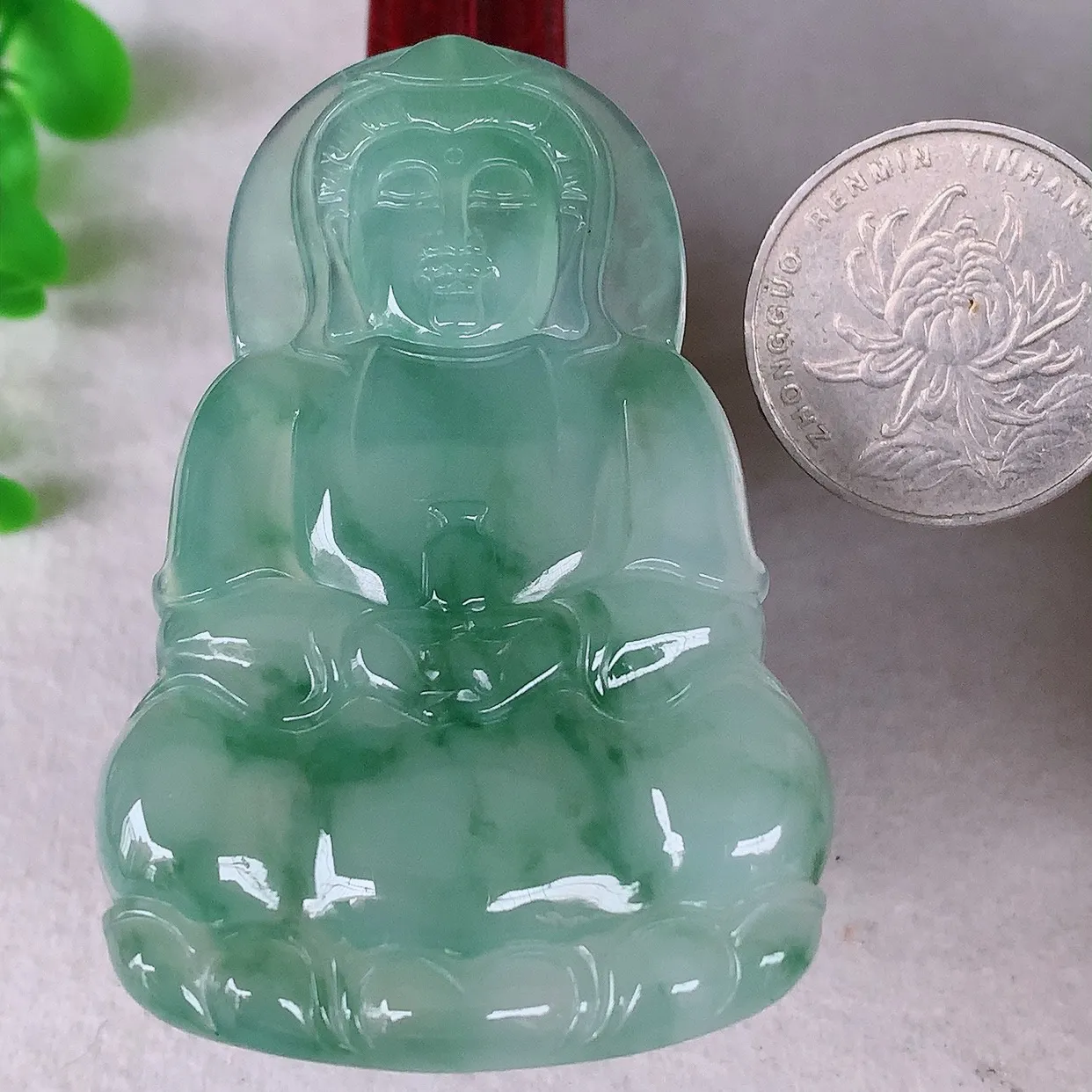 自然光实拍，大件冰种飘花翡翠观音吊坠，赐福翡翠观音，翠色迷人，观音面相端庄，佩戴时尚出众！#68.6