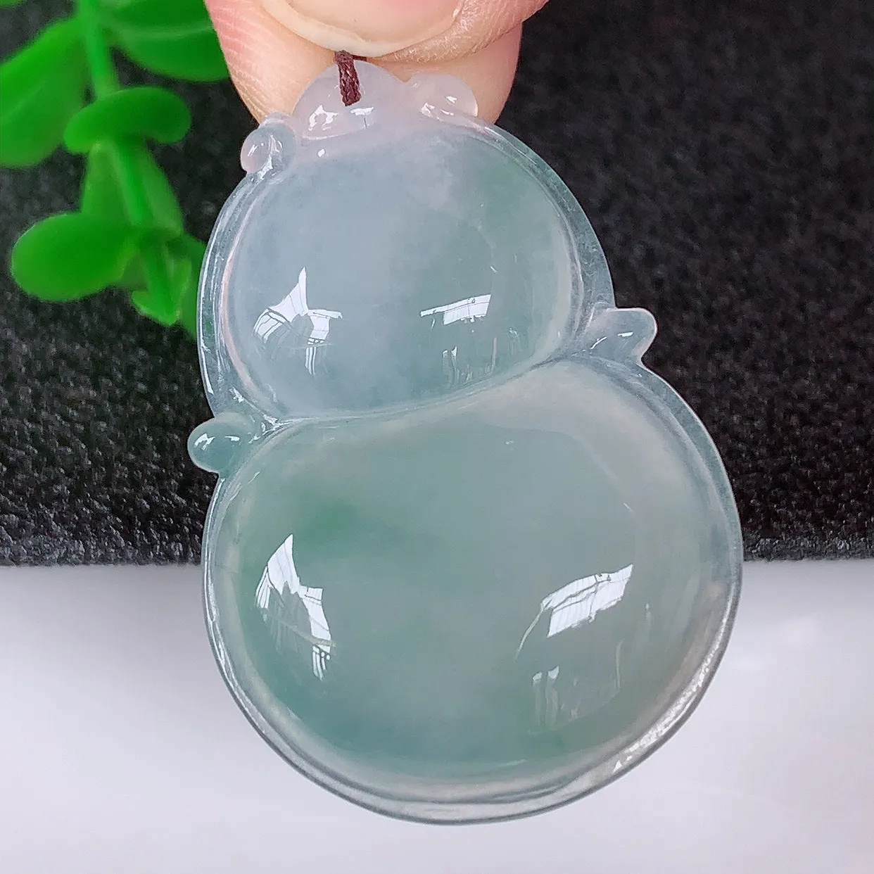 自然光实拍，冰润冰种飘花翡翠葫芦吊坠，葫芦寓意福禄双全，财源滚滚，饱满，清新脱俗，佩戴效果优雅迷人！#57.6