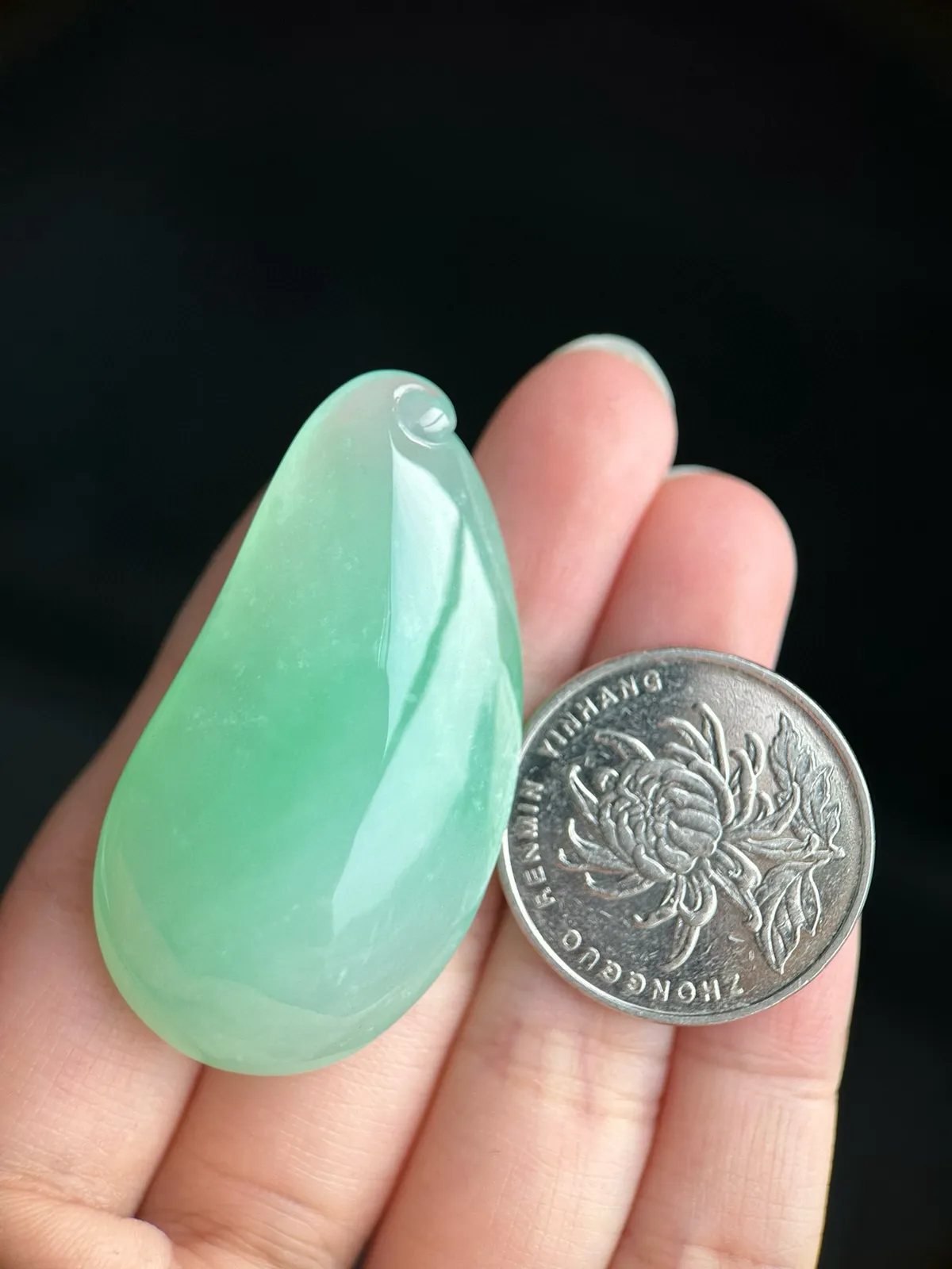 翡翠冰糯种浅绿色福瓜