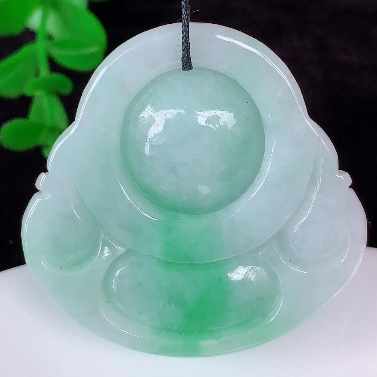 自然光实拍，大件厚装冰润冰糯种飘绿翡翠佛公吊坠，饱满， 佛公亦保平安，寓意有福（佛公）相伴，配戴优雅迷人！#57.6