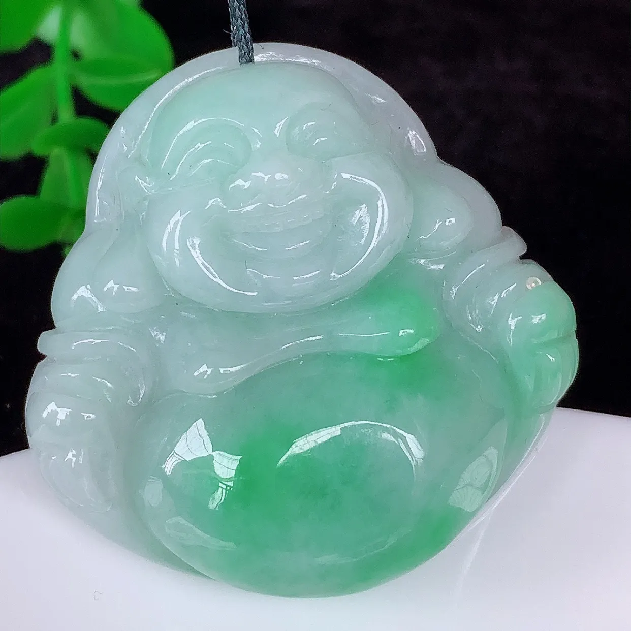 自然光实拍，大件厚装冰润冰糯种飘绿翡翠佛公吊坠，饱满， 佛公亦保平安，寓意有福（佛公）相伴，配戴优雅