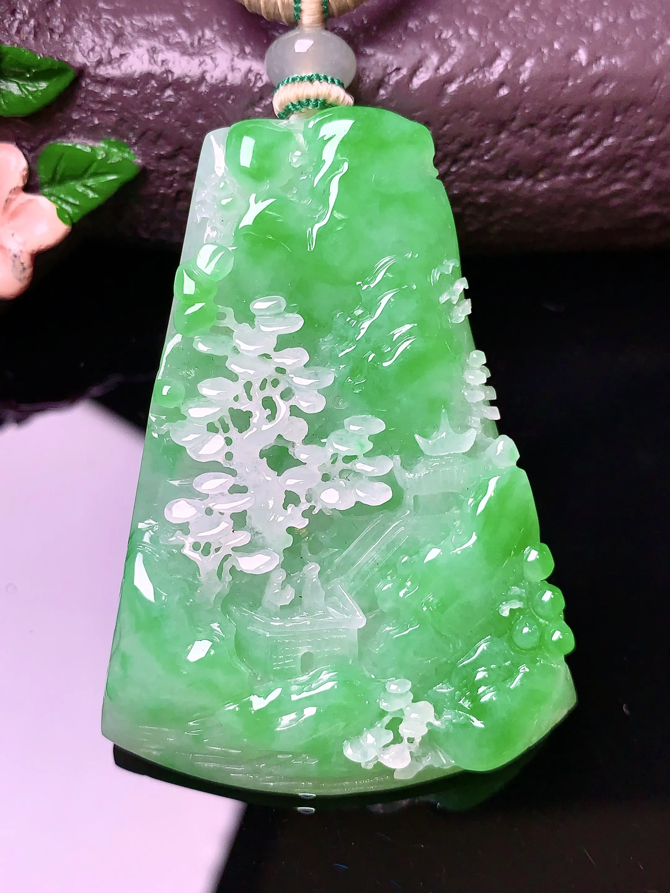 翠绿山水牌吊坠 玉质细腻 色泽清新艳丽 整体尺寸53*36.3*8.5