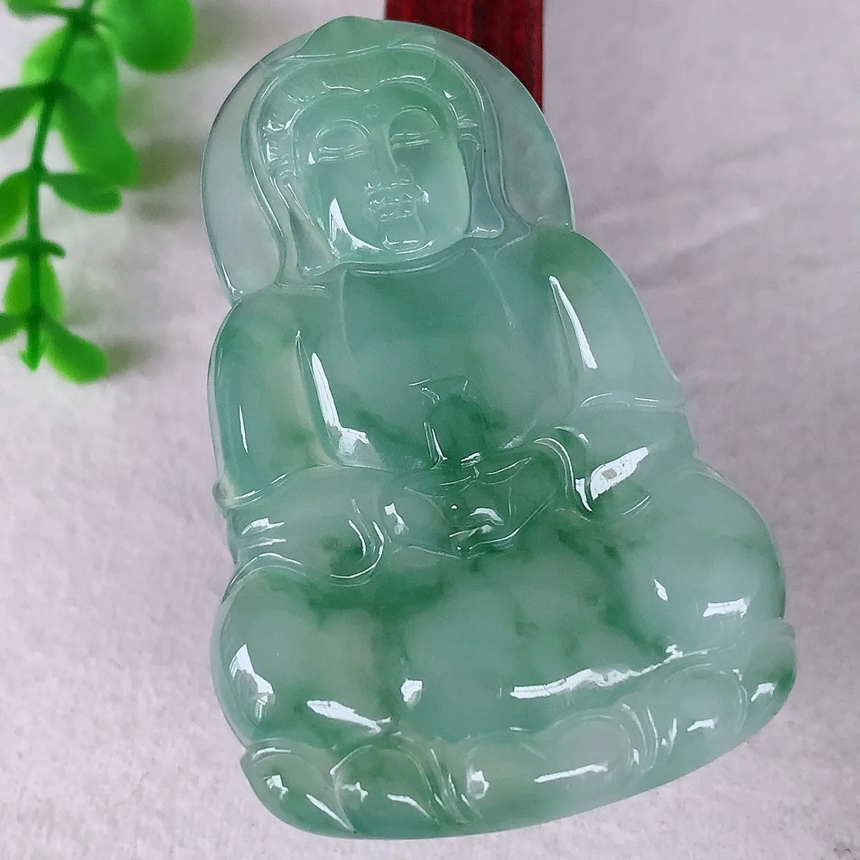 自然光实拍，大件冰种飘花翡翠观音吊坠，赐福翡翠观音，翠色迷人，观音面相端庄，佩戴时尚出众！#68.6