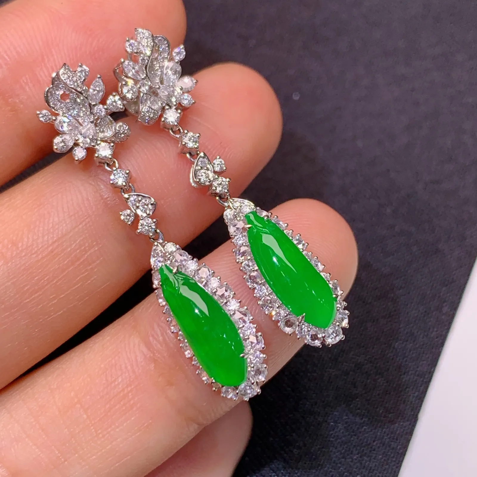 冰种阳绿福瓜耳坠，18k金镶嵌，简约时尚，冰润色阳，种水足 尺寸12.5*4.3*2.1