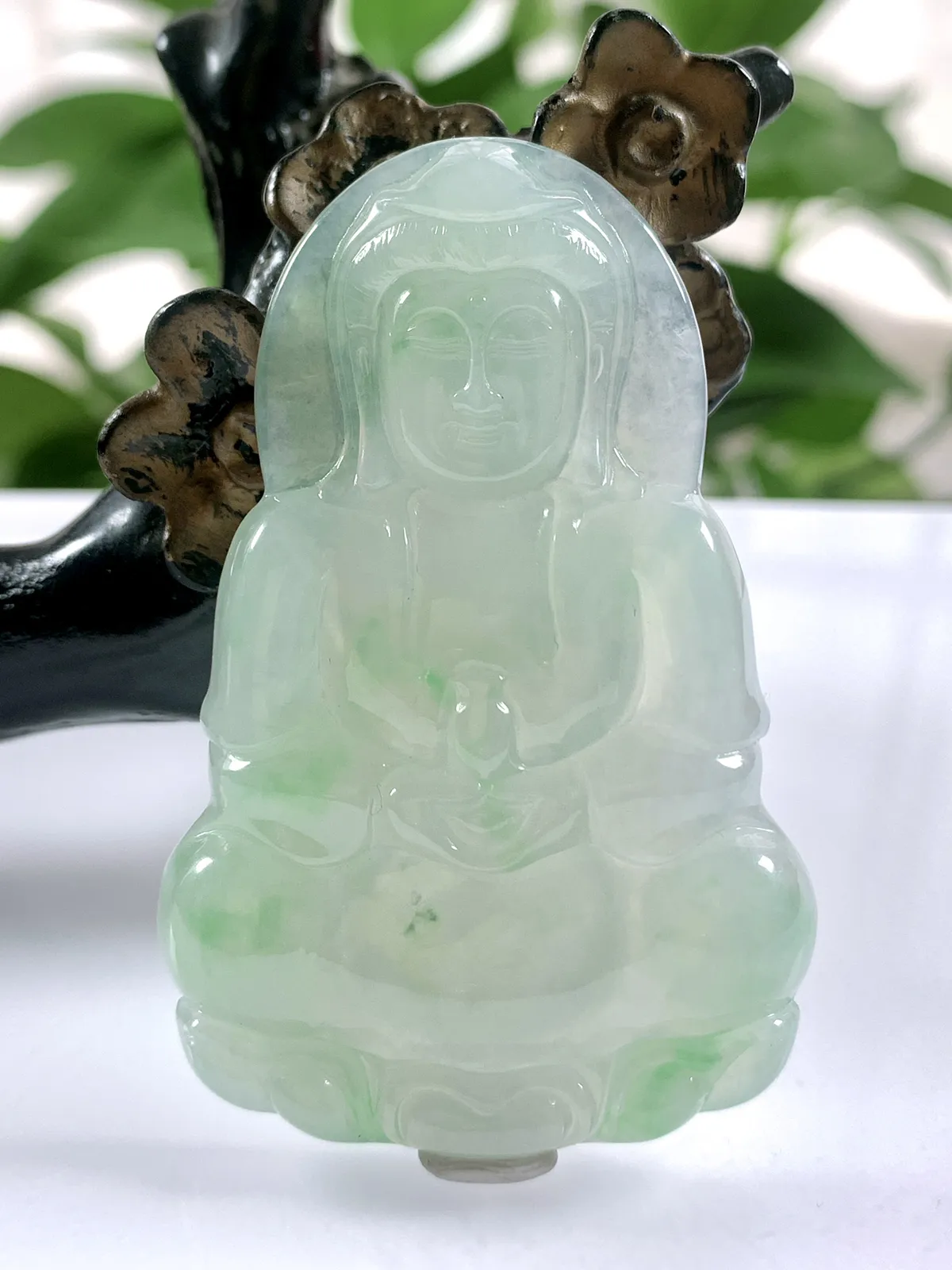 缅甸天然翡翠A货，冰种起胶飘绿正装观音吊坠挂件，尺寸：58/37.8/6.2mm重量：22.15g。