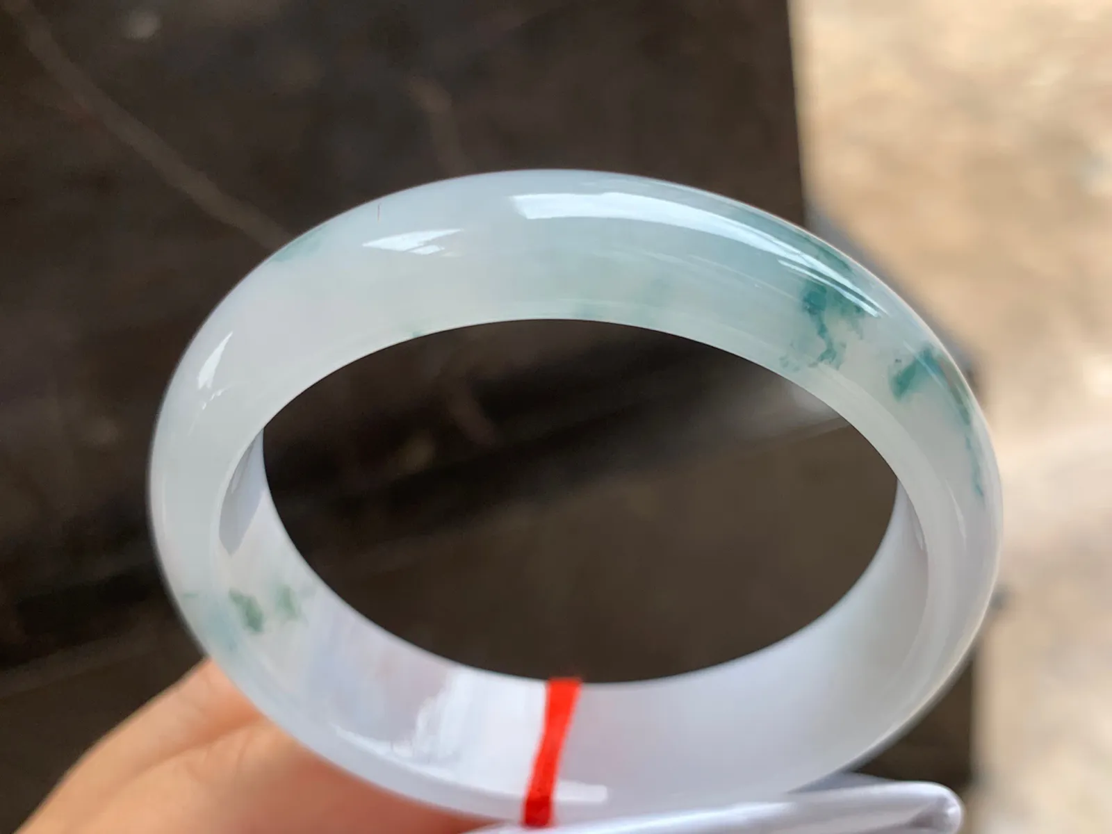 55-15-7mm
冰种飘花贵妃手镯 水润冰透 清爽干净