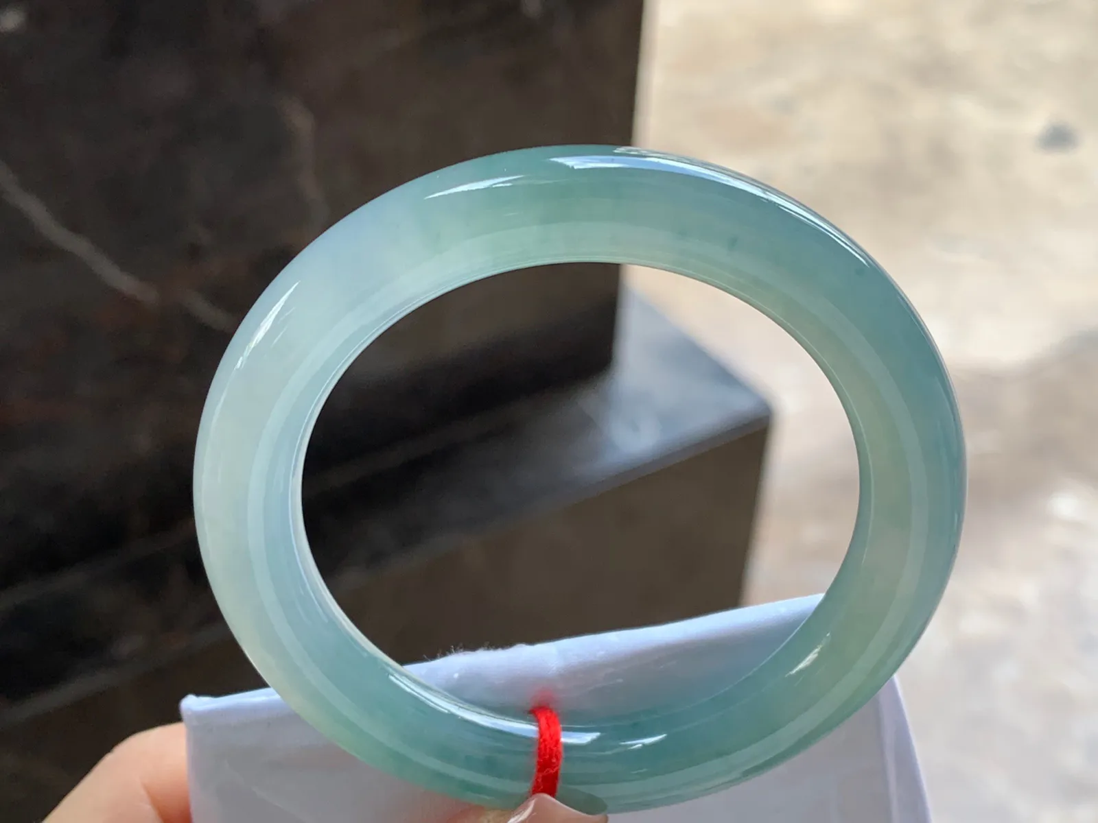 晴水圆条手镯
尺寸：53.5-9.8mm
种水好 干净清秀 很耐看的料子