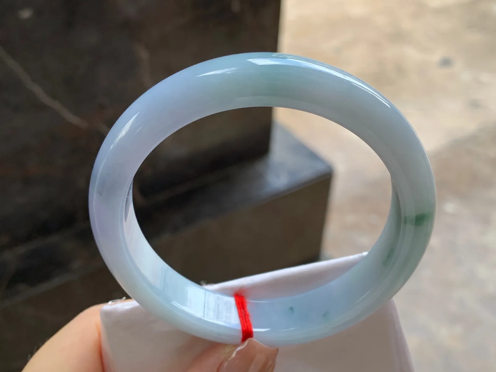 紫罗兰飘花大圈口手镯
尺寸：60-12.8-8.8mm
底子细腻干净～大圈口有特色