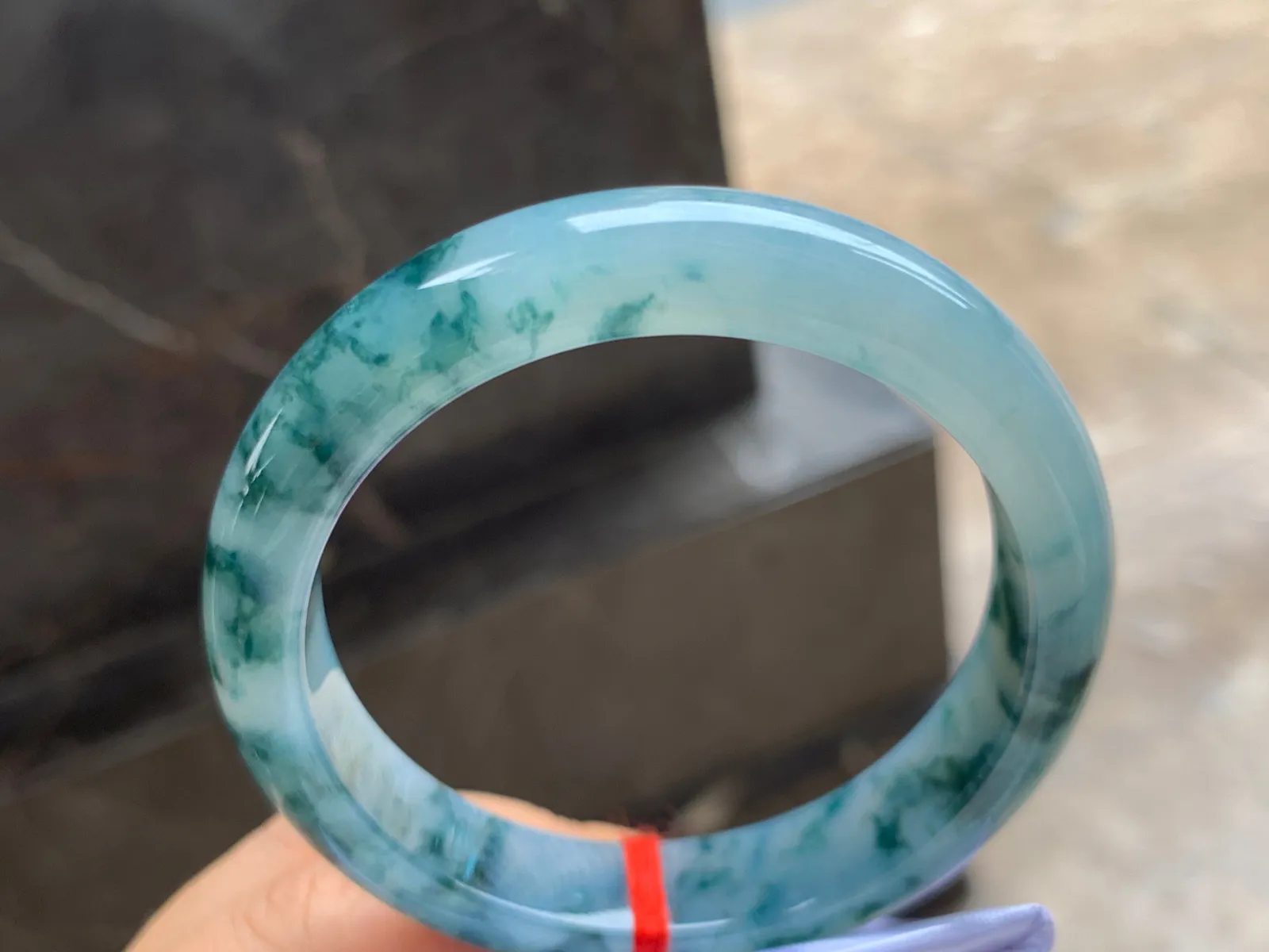 53-12-8mm
飘花贵妃手镯 种好细腻 花色均匀