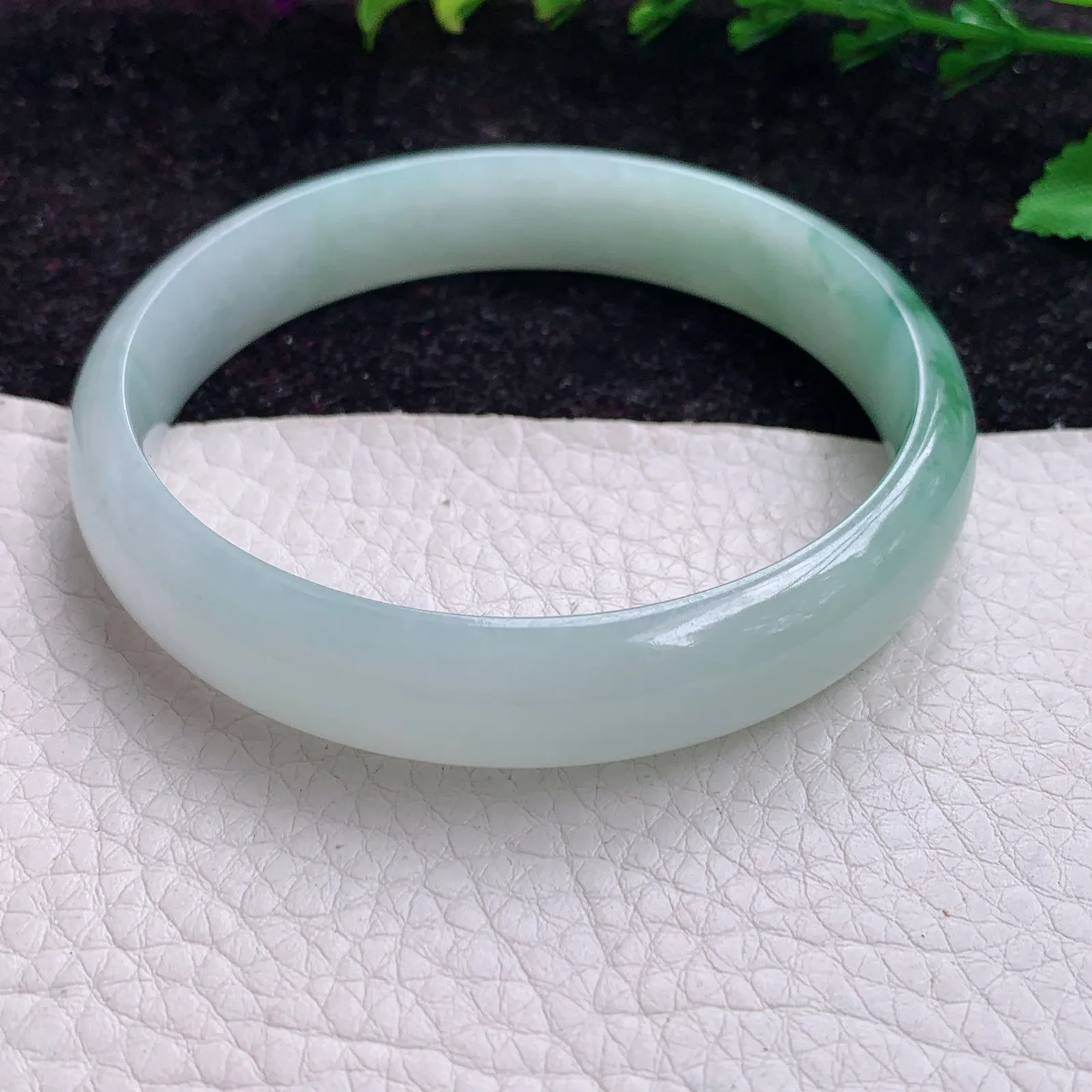 jm实拍 59*12.4*6.8缅甸翡翠A货清秀冰胶飘花宽边翡翠手镯 玉镯子