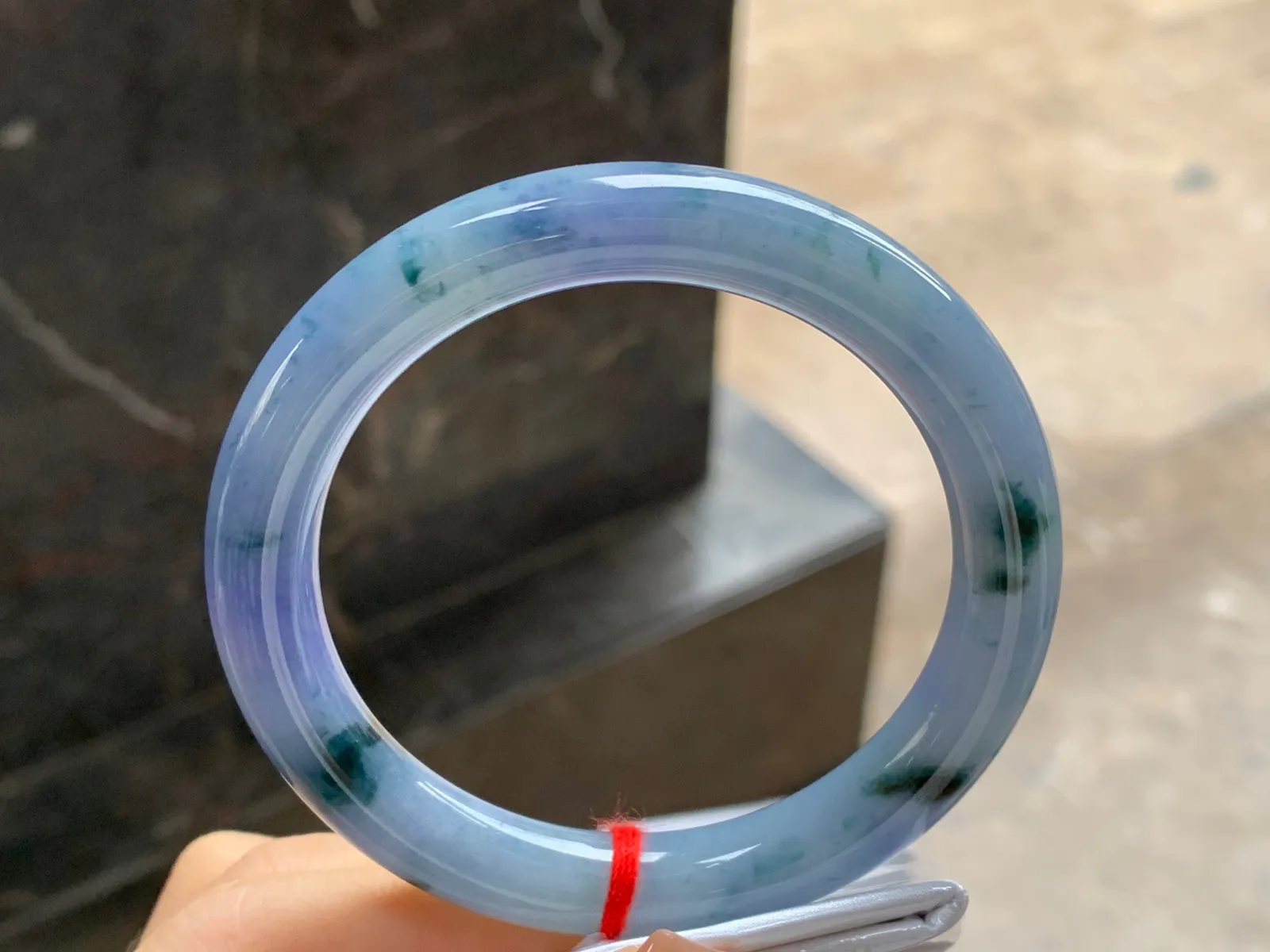 紫罗兰飘花圆条手镯
尺寸：56-9.8-9.2mm
肉质细腻干净～有特色上手好看
