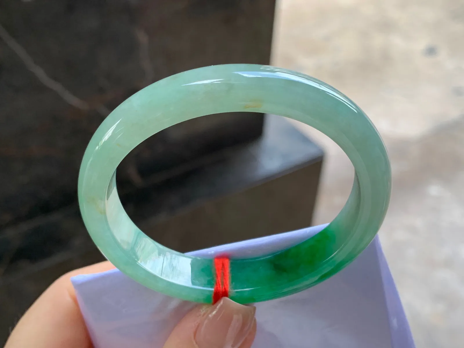 带色贵妃镯
尺寸：53.2-11.3-7mm
肉质细腻～正圈50 51可以戴有牛毛纹不影响