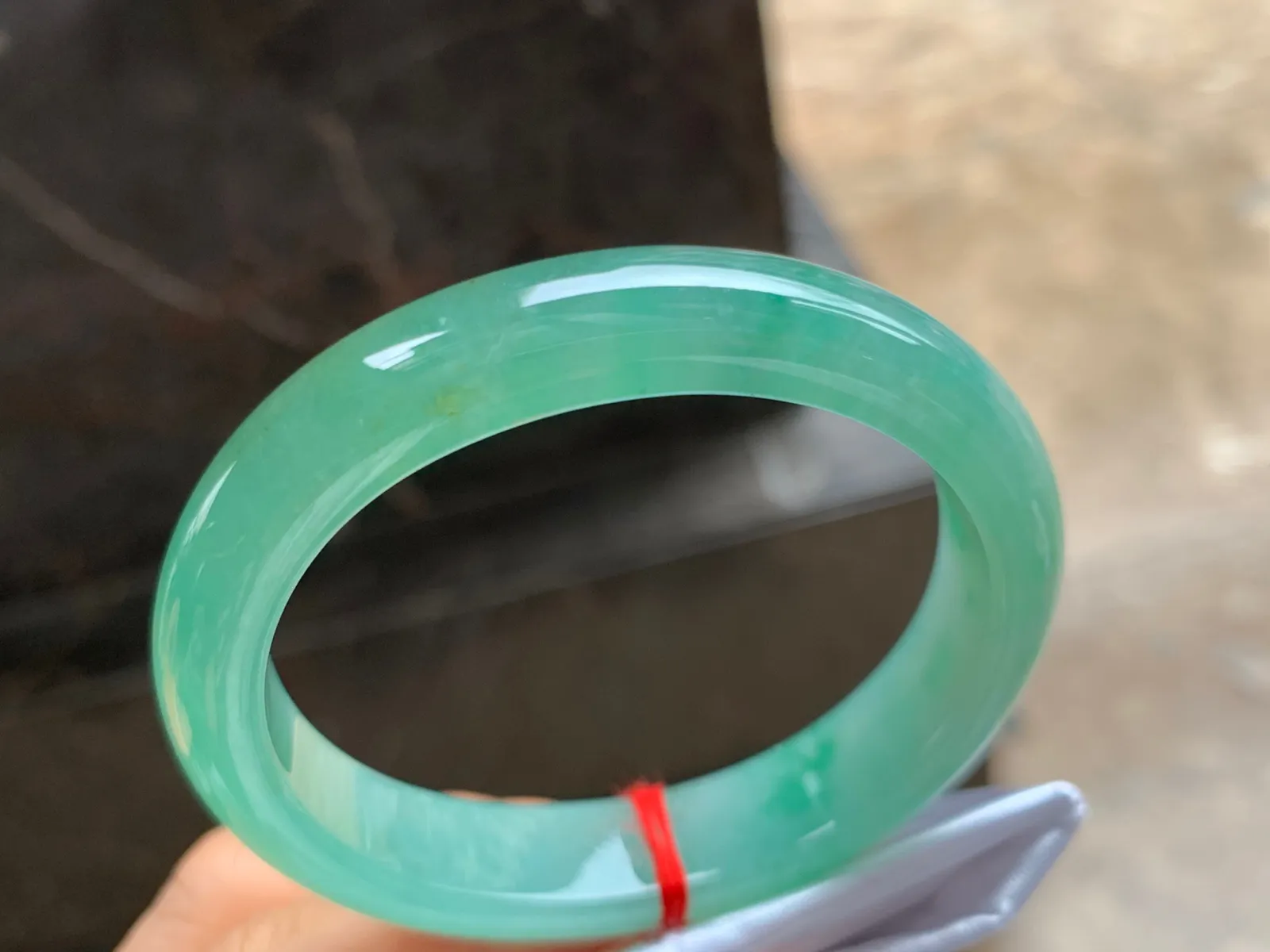 53.5-12-7.5mm
冰种带色贵妃手镯 种好水润 正圈51/52可戴
