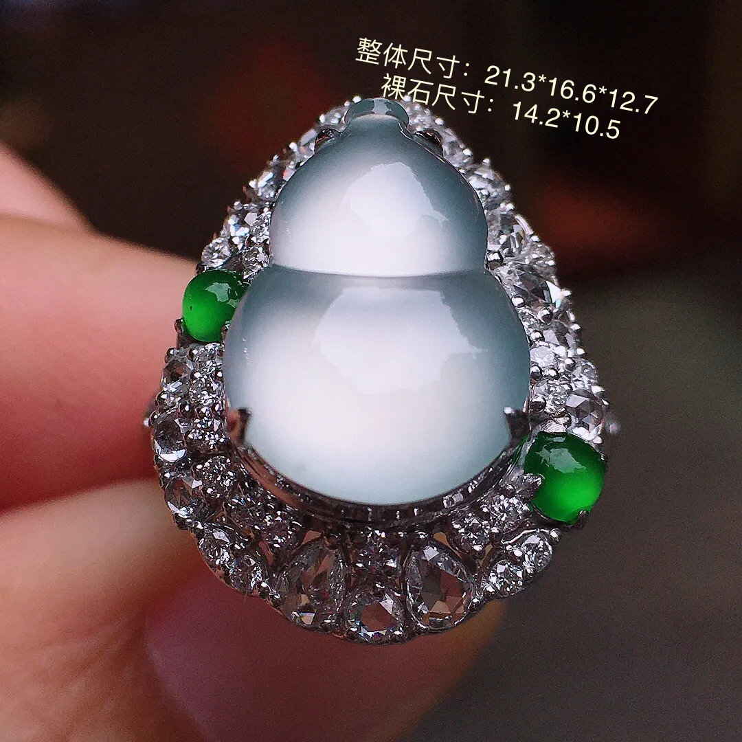 冰种葫芦戒指，玉质细腻，荧光感超
强，饱满水润，气质满满。18k
金豪华镶嵌
